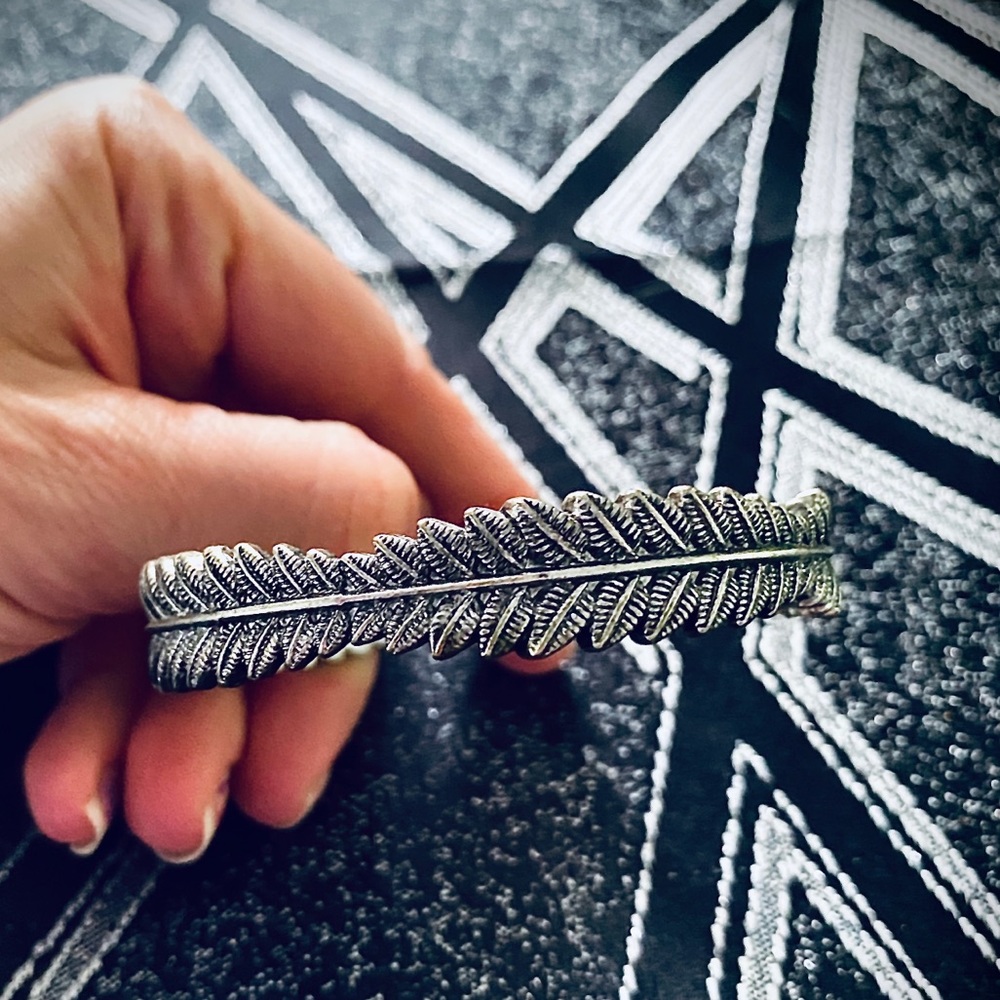 Price Firm!!! EUC Set of 3 Leaf Design Bangles - Picture 4 of 5